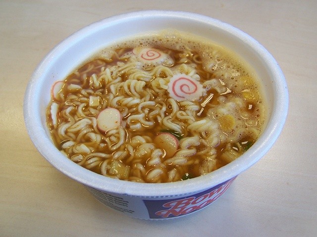 001: Nongshim Bowl Noodle Soup “Hot & Spicy” - HAPPYSOUPER.de
